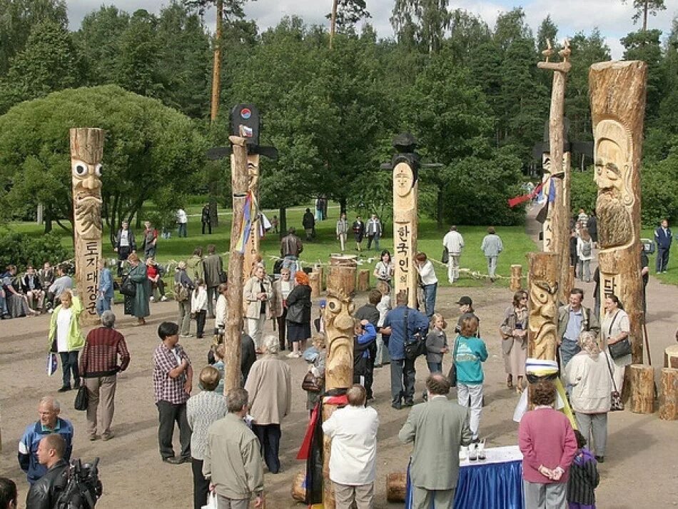 Идолы площади. Идолы Чансын в парке Сосновка. Парк Сосновка корейские идолы. Корейские идолы в Сосновке. Тотемы парк Сосновка.