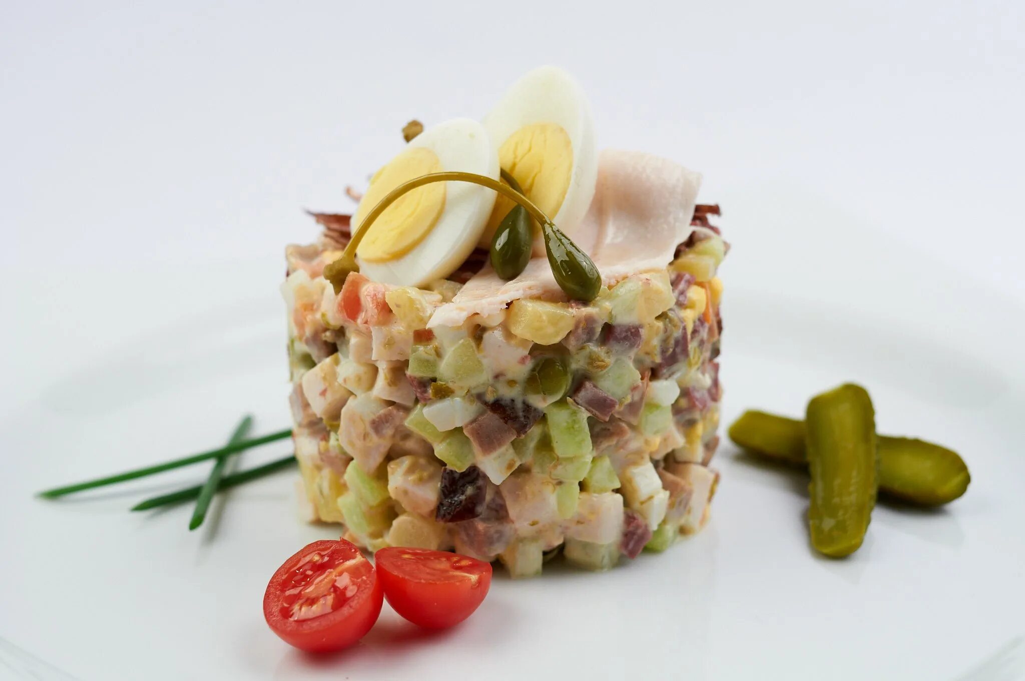 Какие огурцы добавляют в оливье. Мясной салат оливье. салат салат &quot;оливье с мясом&quot;. салат оливье с мясом. салат оливье с мясом говядины.