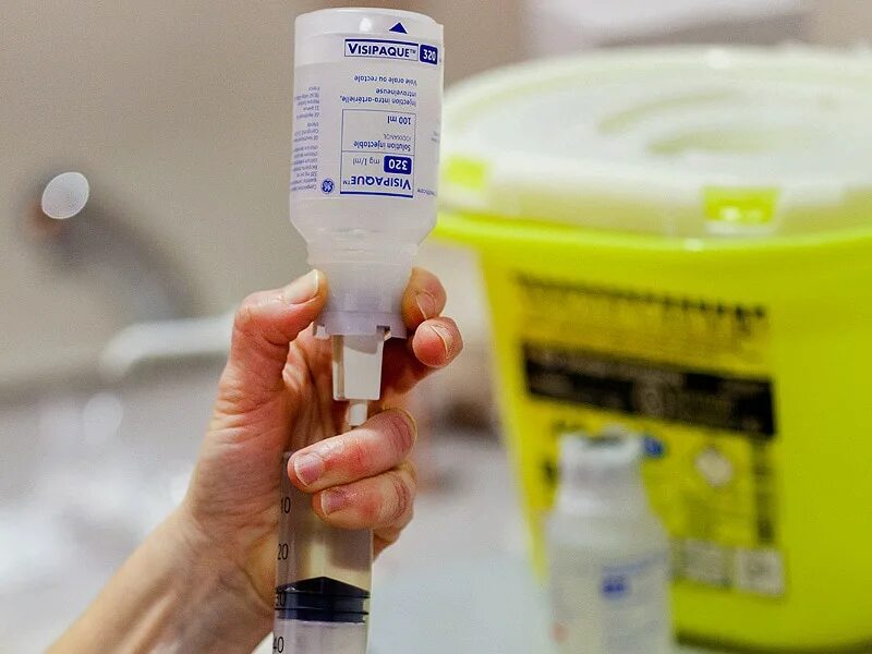 How long does the swelling last. Рука с капельницей в больнице. Пикс медицина. Hand on hand in hospital. Iv do.