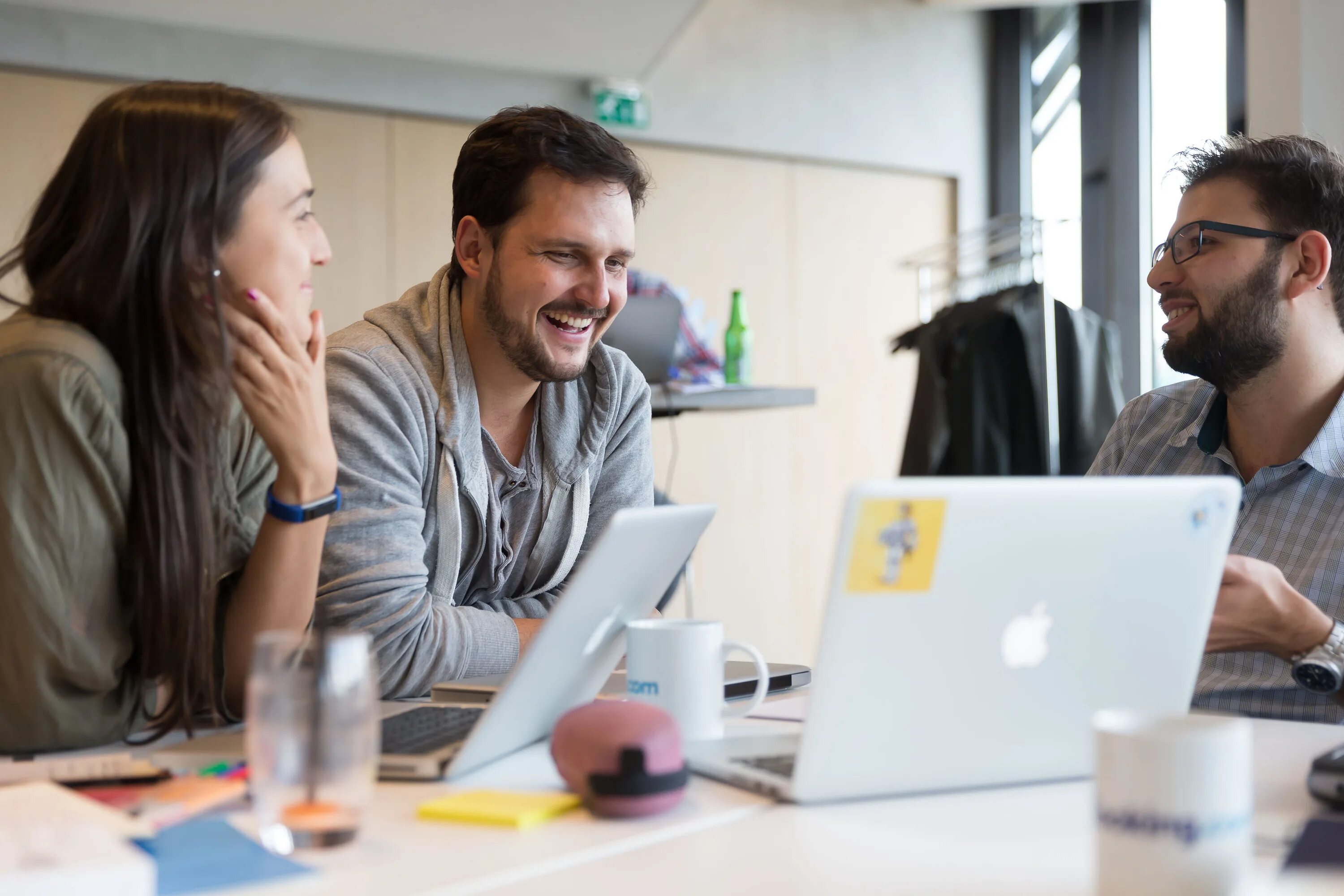 креативная команда. менеджмент иллюстрации. инновации в сфере туризма. фрилансер на природе. инновации в туристской индустрии.