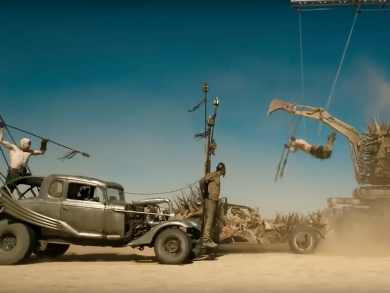 Безумный Макс дорога ярости бензак. Mad Max Fury Road краска. Безумный Макс дорога ярости ущелье гора. Безумный макс 2024 дата