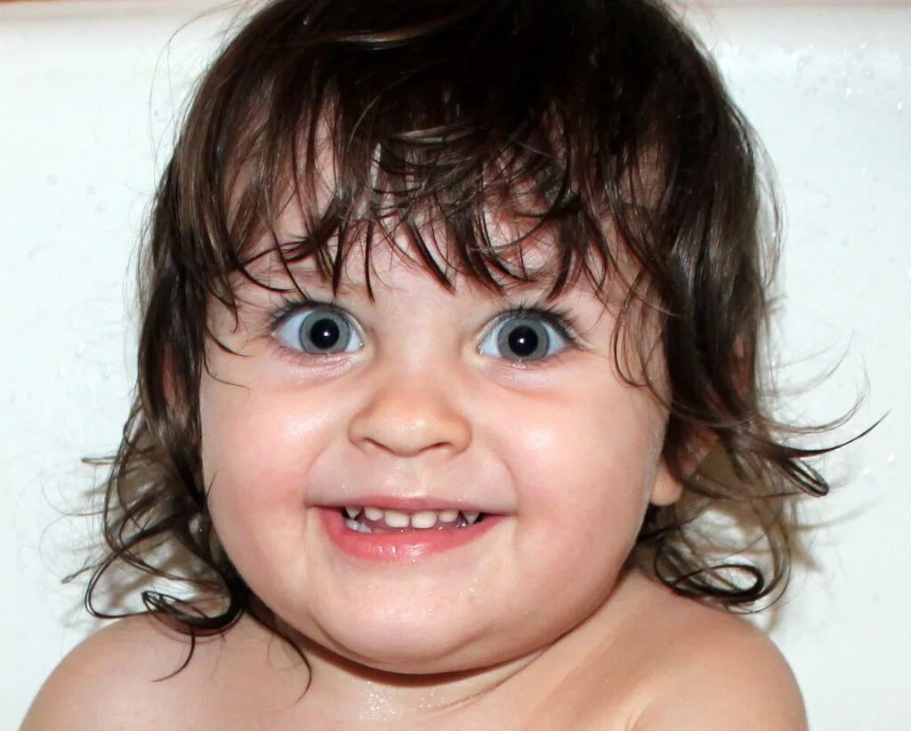 Дети корчат рожицы. Смешные дети. Малыш показывает язык. Смешные детские лица. Гримасы детей.