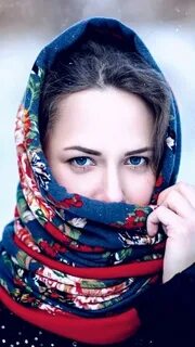 Шарф смотрит