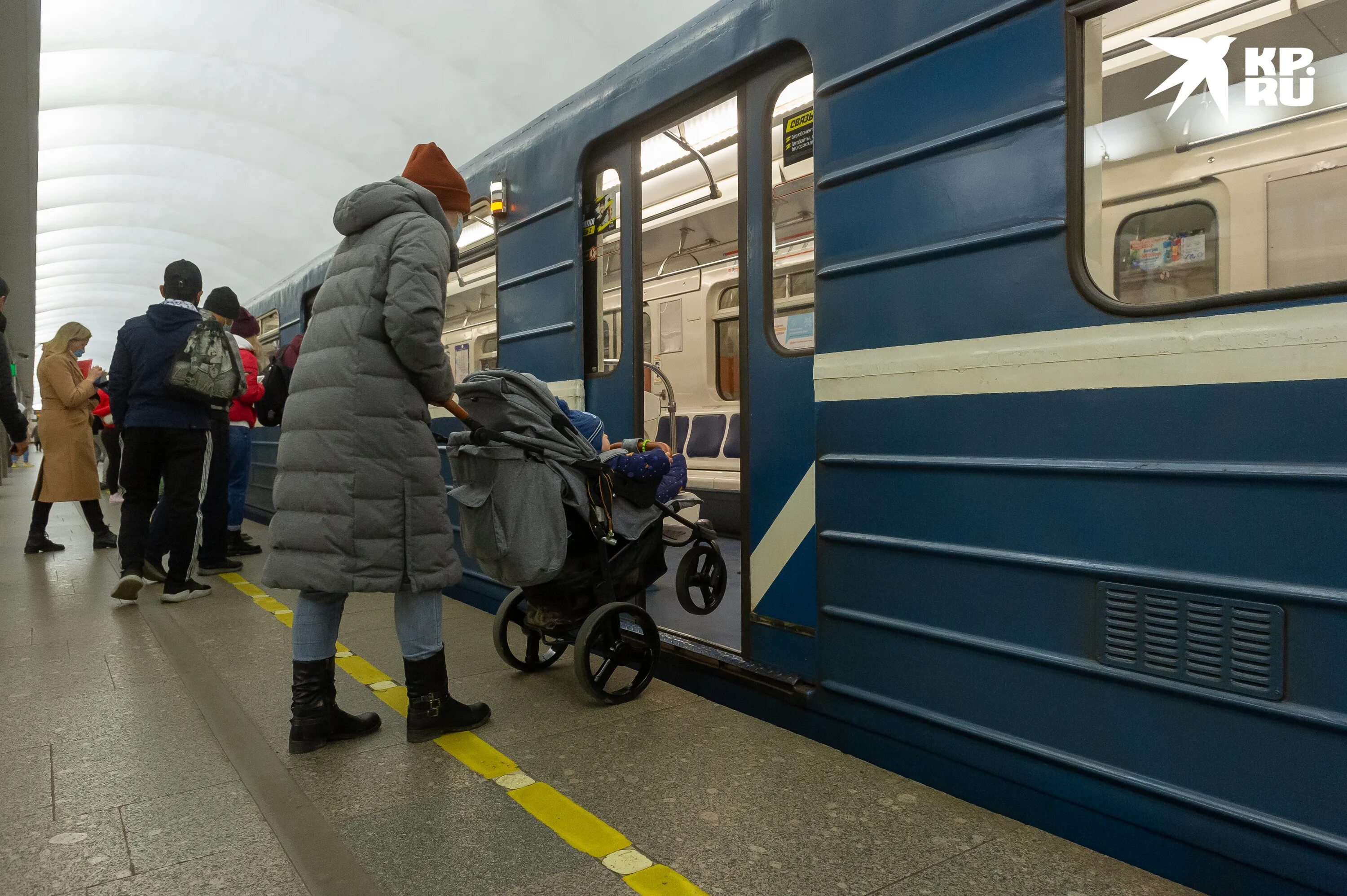 Красная ветка задержка поездов. В питерском метро заметили нео. Свет выключен на станции метро. Катастрофа в московском метрополитене 2014. Гот в метро.