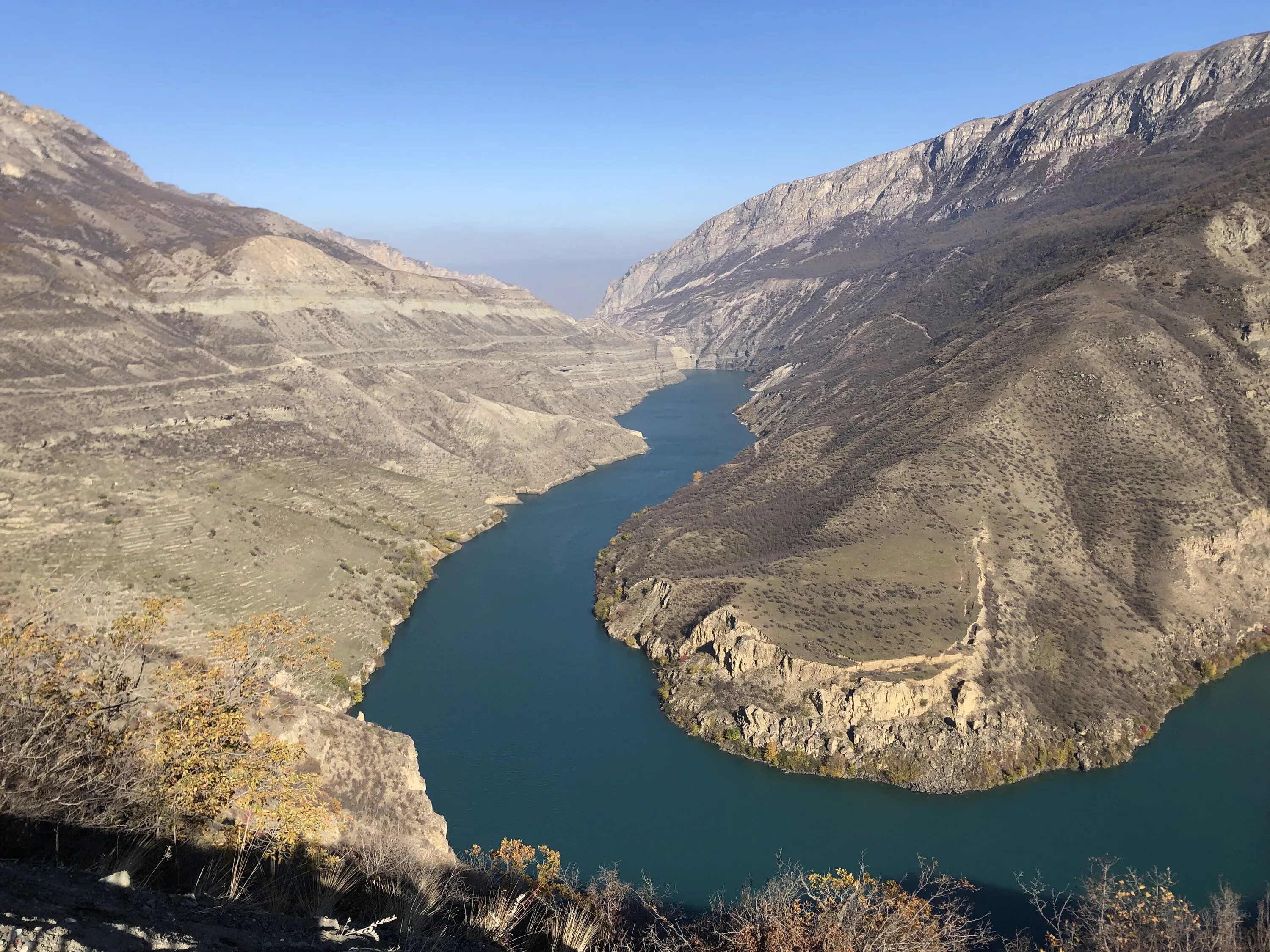 Сулакский каньон водохранилище. Сулакский каньон и Барханы. Сулакский каньон и Бархан Сарыкум. Чиркейское водохранилище и Сулакский каньон.
