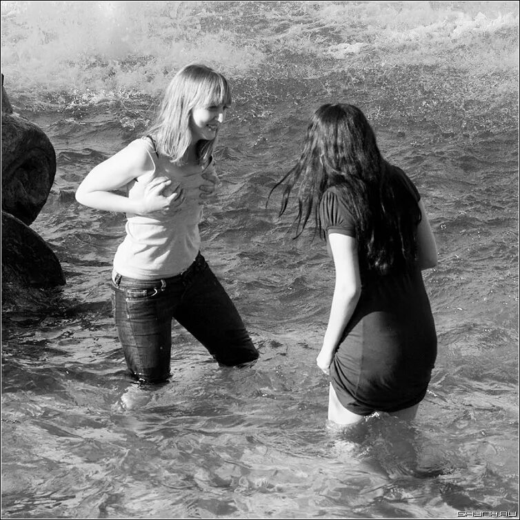 девки в озере купались резиновый. девушки на озере. девушки купаются. девушки купаются в озере. девочка плавает в озере.