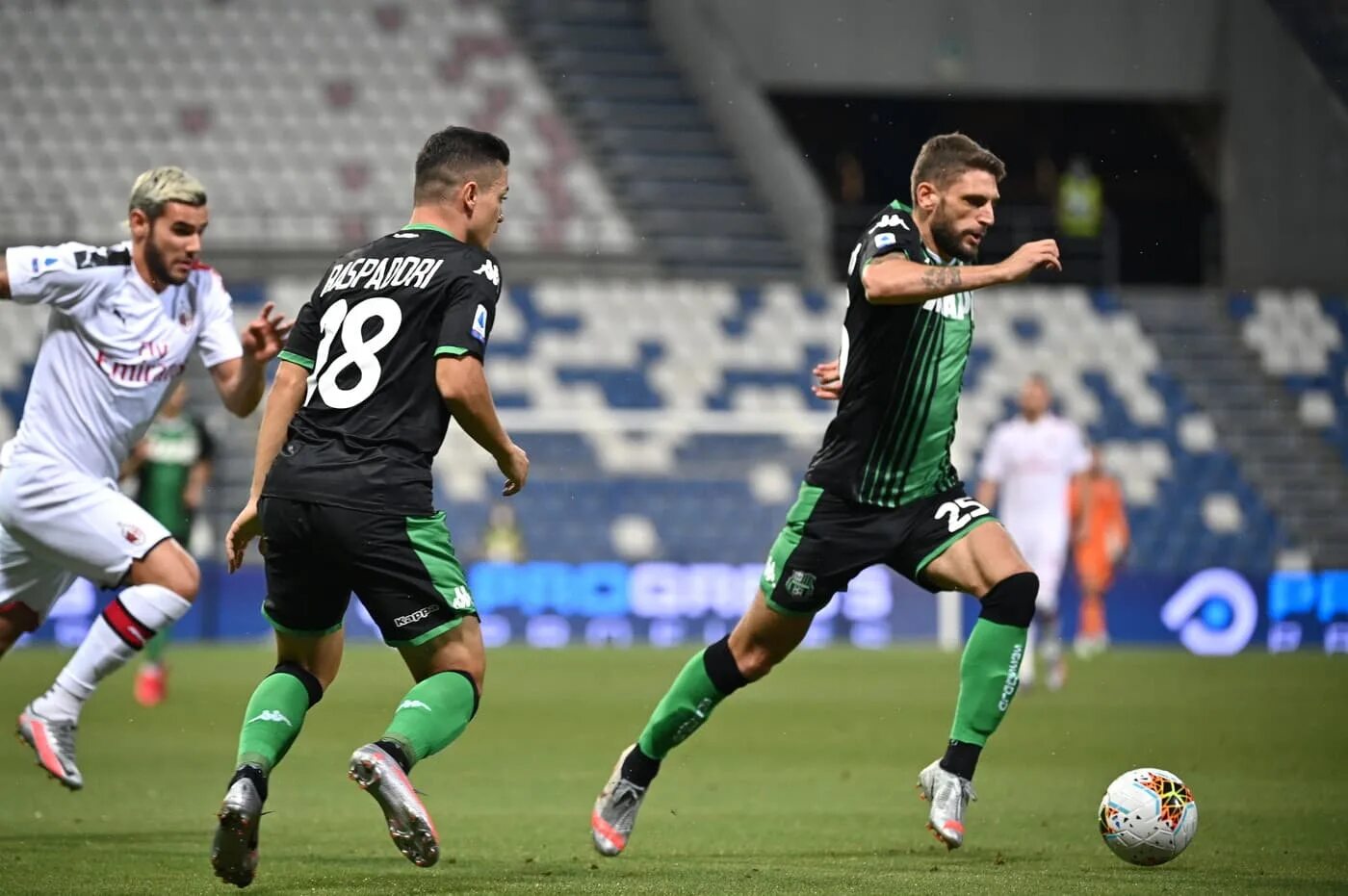 Сассуоло сегодня. Сассуоло сегодня. Эмблема футбольной команды сассуоло. Сассуоло реймс. Жирк сассуоло.