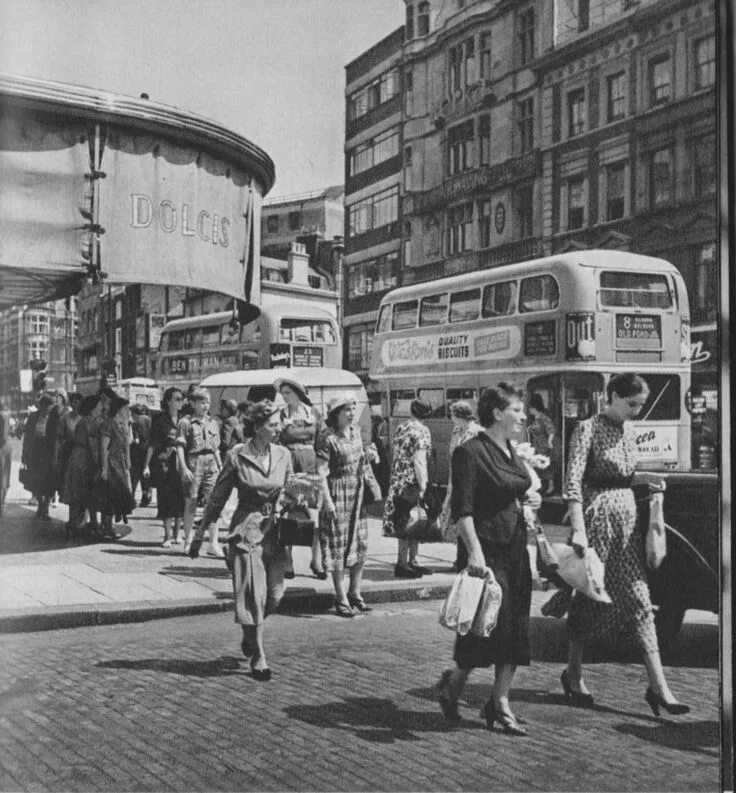 Лондон 1950. 1955 великобритания. Монета великобритании 5 шиллингов 1977. Улица англии 1950е. Англия 1955 год.