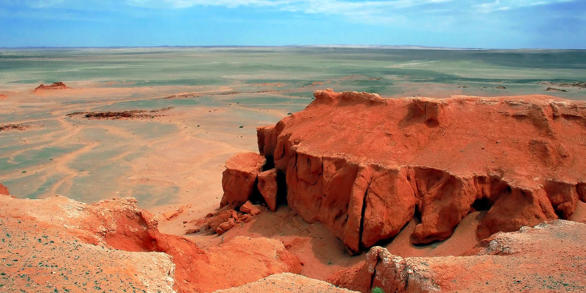 Гоби это пустыня. Монголия Гоби. Пустыня Гоби. Пылающие утесы Bayanzag Баянзаг Монголия. Пустыня Гоби фото.