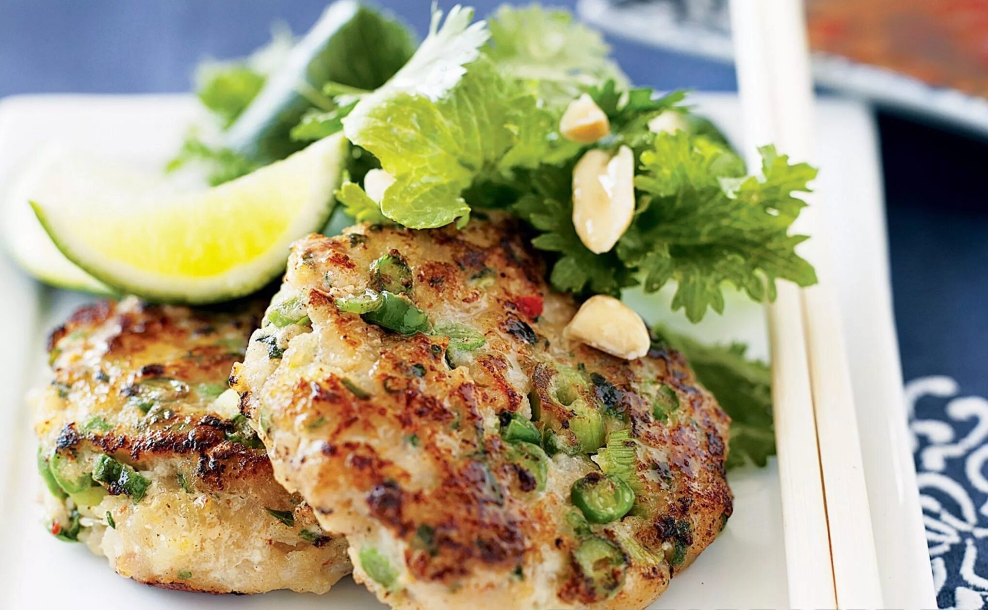 Рыбные котлеты из минтая. Котлеты из лосося. Рубленные рыбные. Биточки из красной рыбы. Филе минтая котлеты.