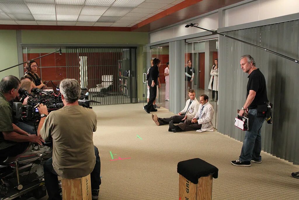 сериал доктор хаус съёмки. доктор хаус фото со съемок. доктор хаус за кадром. где снимали доктор хаус. доктор хаус бэкстейдж.