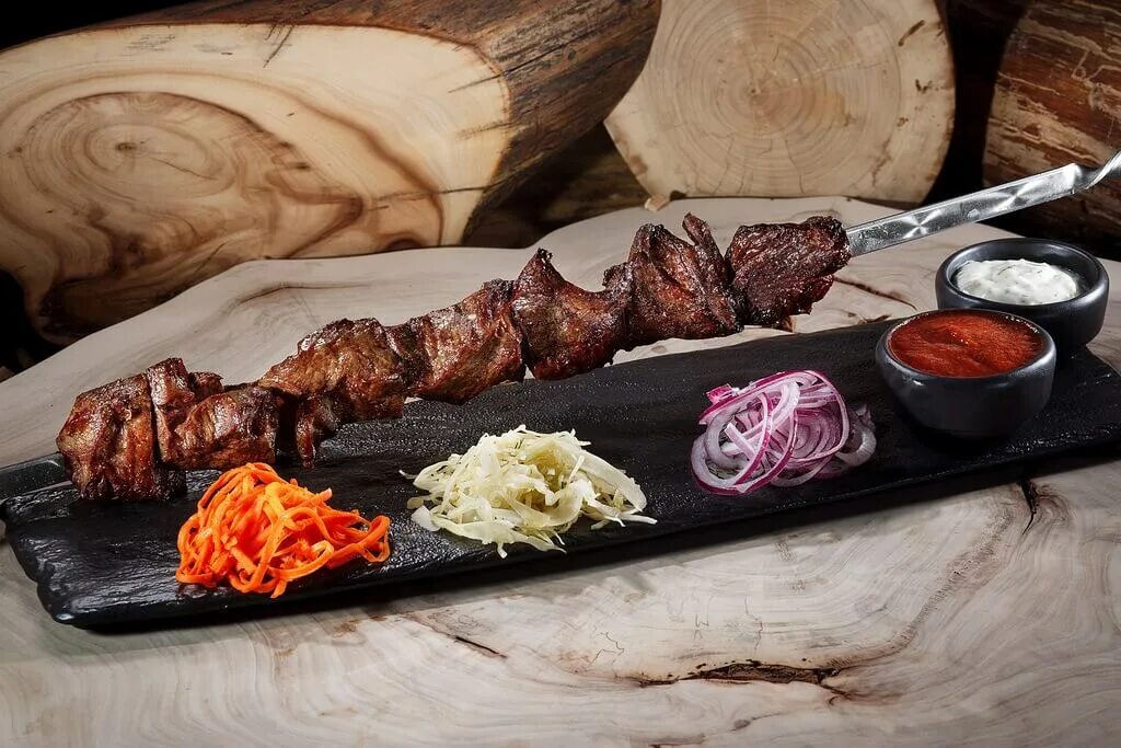 Хочу мяса оренбург меню. Оренбургская еда. Хочу мяса алейск меню. Свиные ребра патронташ. Жаренное мясо в бумажном боксе.