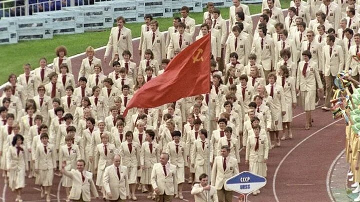 Знаменосец сборной СССР на Олимпиаде в Москве 1980 год. Форма сборной СССР на Олимпиаде 80. Олимпийская форма СССР на Олимпиаде 1980. Российские спортсмены под флагом ссср