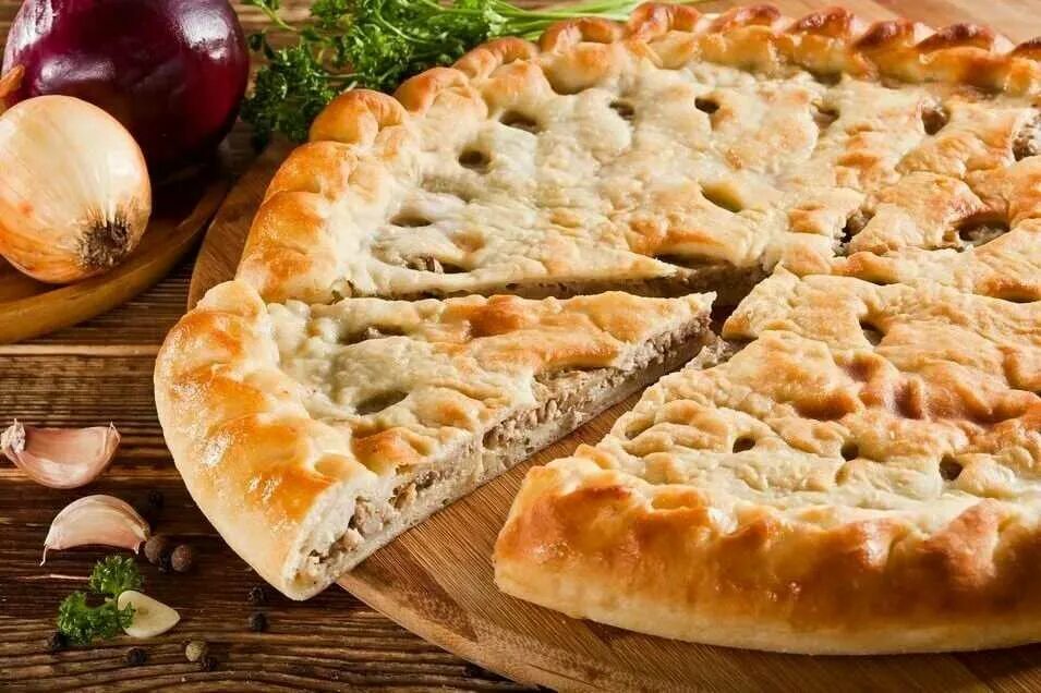 Как назывался пирог. Осетинский пирог фыджин. осетинский фыдджин с мясом. осетинский пирог фыджин с мясом. фыдчин осетинский.