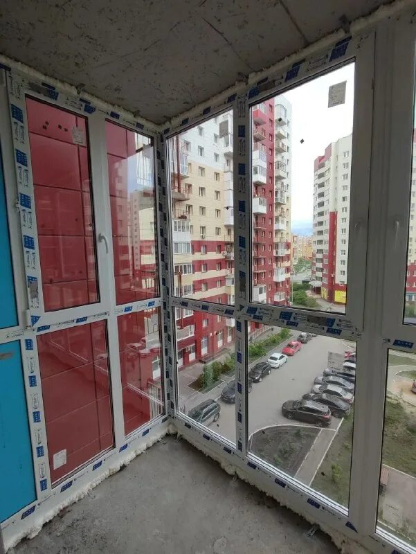 Дали на балкон. Многоэтажные дома без балконов. Дали на балкон. Новый балкон. Новый балкон.