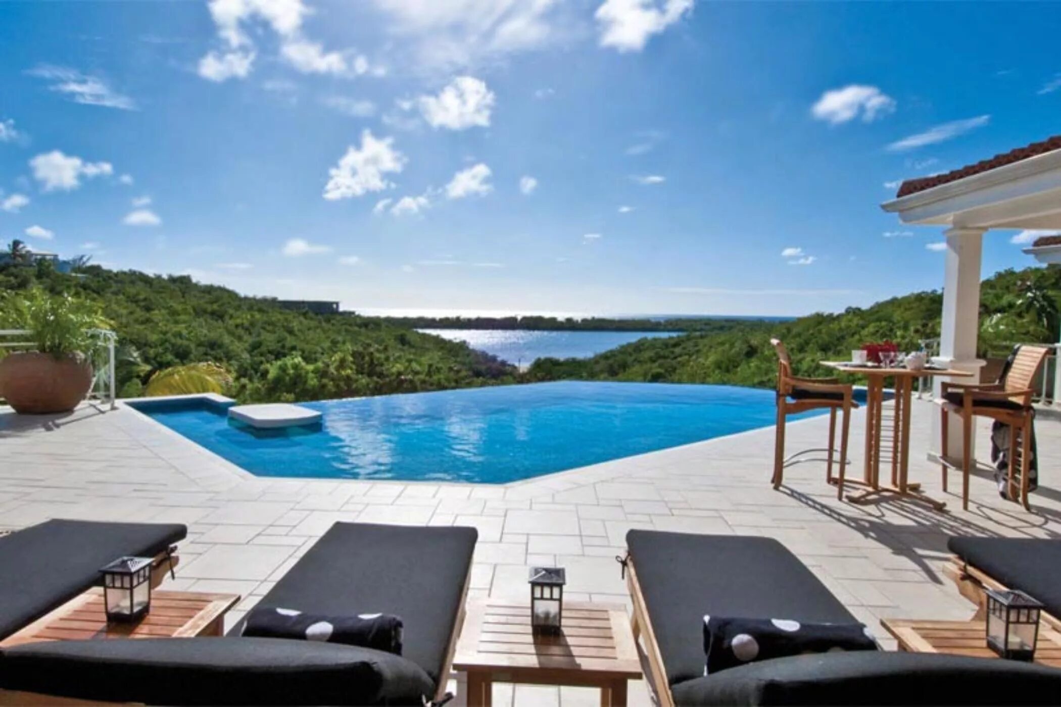 Проекты бассейнов в зарубежных санаториях. Вилла с видом на море. Бассейн на море. Круизный дом логотип. Соль дома.