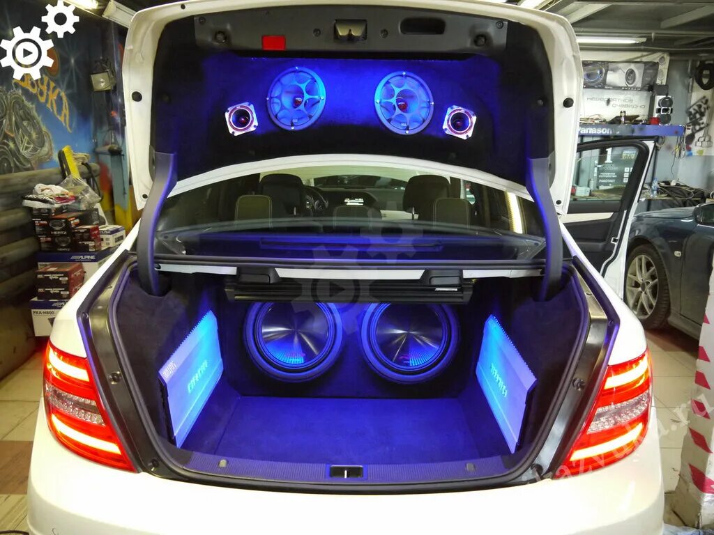 автоакустика в авто. машина колонка музыкальная. квадратные колонки в авто. форд мустанг аудиосистема. сабвуфер в машину.