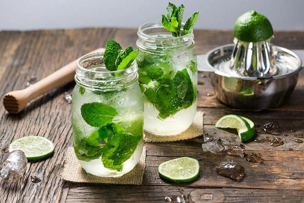 Кубинский Мохито. Коктейль Мохито алкогольный. Mojito Classic коктейль. Коктейли с самбукой рецепты