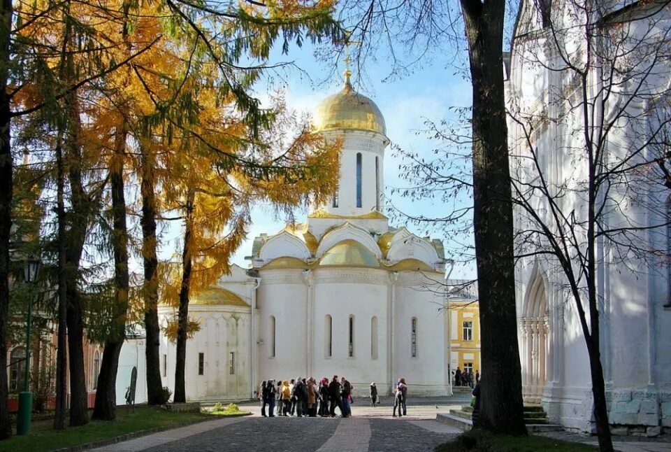 Храмы лавры. Троице-Сергиева Лавра осень. Троицкий храм Троице-Сергиева Лавра осень. Лавра Сергиев Посад осень Троицкий храм. Троице Сергиева Лавра осенью.