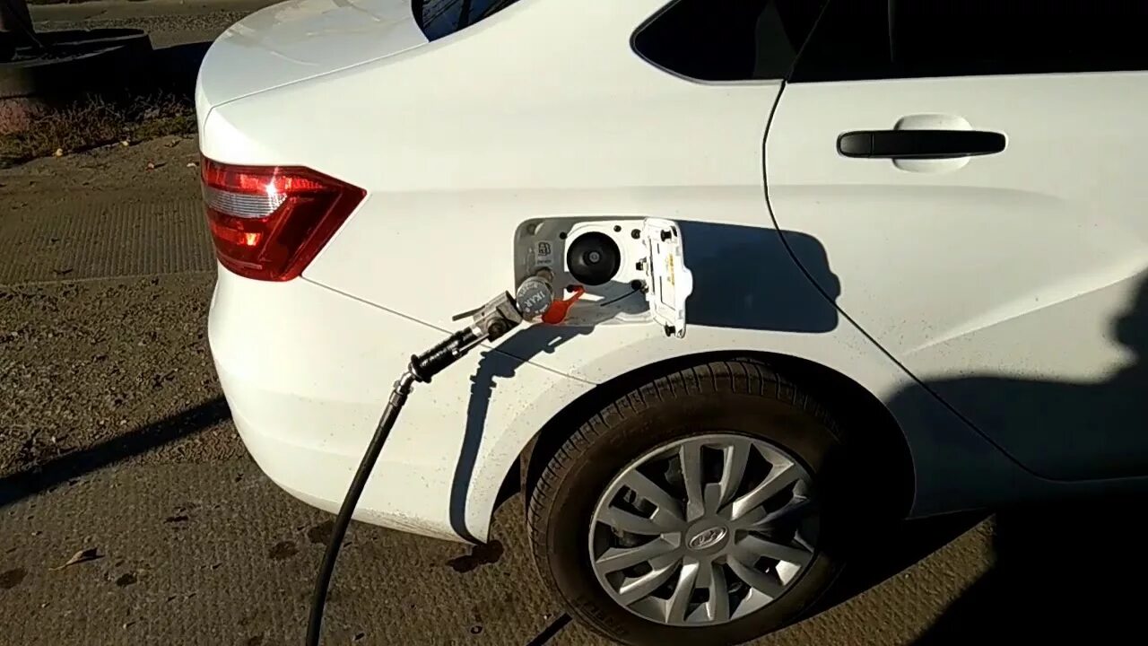 Газ метан заправочный для автомобиля. Газовое оборудование для заправки машин. Метановый заправочный пистолет. Машина на газовом топливе. Газ метан заправочный для автомобиля.