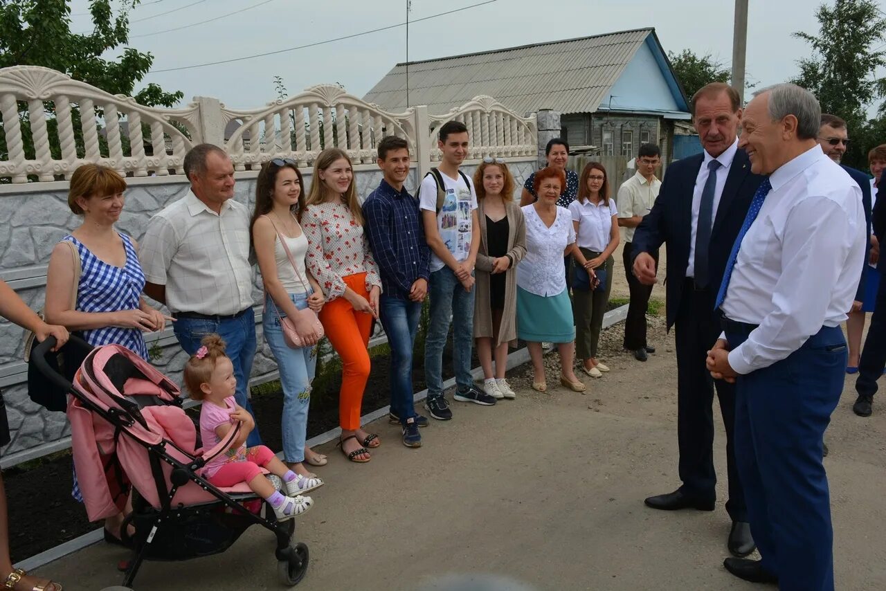 Татищево Саратовская область. Сквер у вертолета Татищево. Губернатор в Татищево. Работники Татищевской администрации.