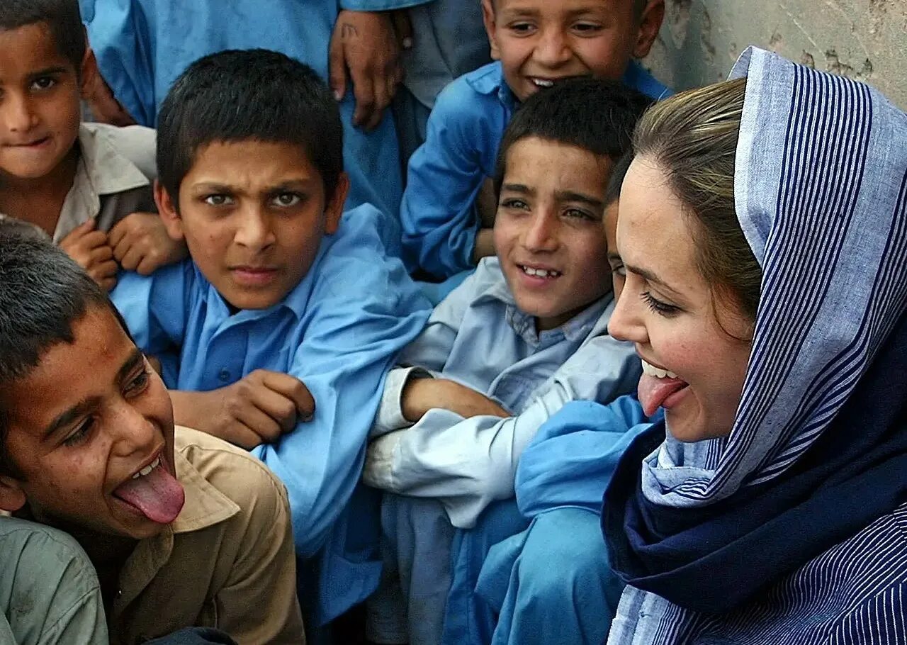 Амбассадор юнисеф. Анджелина джоли благотворительность. Анджелина джоли в камбодже. Анджелина джоли дети благотворительность. Знаменитости волонтеры.