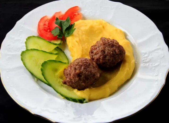 Картошка пюре с котлетой. Пюре с котлетой. картофельное пюре с котлетой. тефтели с пюре. котлеты на тарелке.