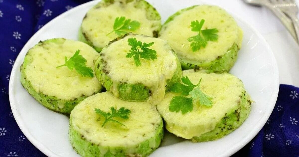 Простой рецепт кабачков с сыром. Кабачки с сыром. кабачки в мультиварке. запеченные кабачки с сыром. кабачки с сыром и чесноком.
