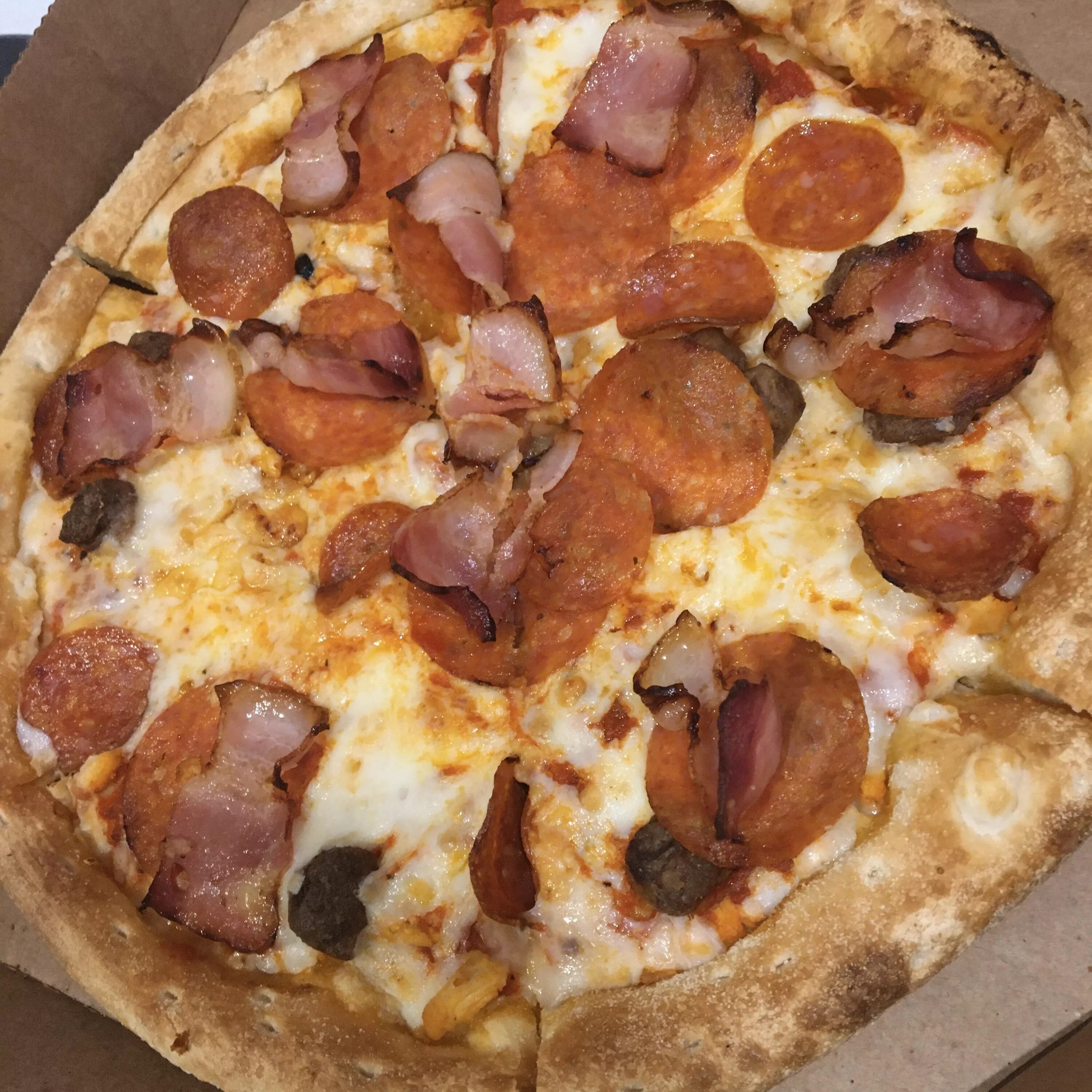 Супер мясная пицца додо. Yes pizza астрахань три кота. Кафе на савушкина астрахань. Пицца на улице. Савушкина, 5 фото.