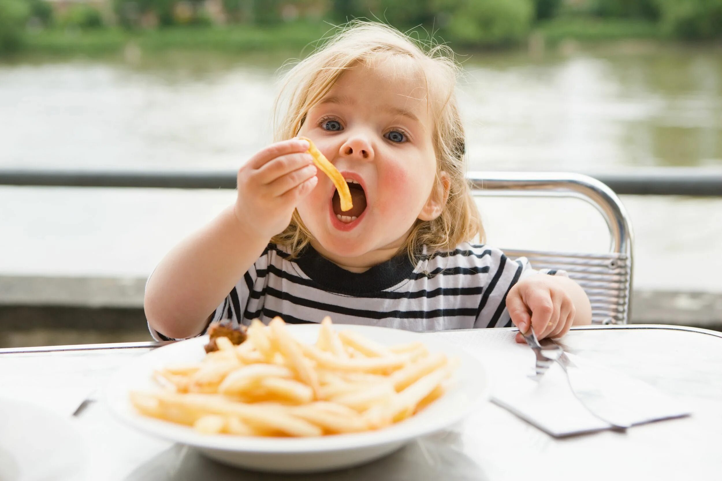 Еда для детей. Ребенок кушает. Пищевые привычки детей. Кушать. Неприятного аппетита
