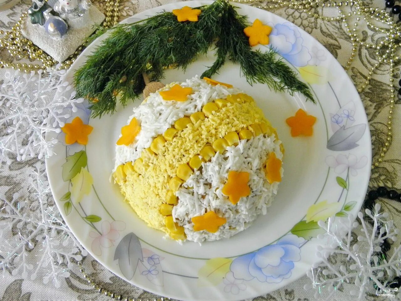 салат гнездо глухаря. какой салат приготовить на новый год 2023. украшение новогодних салатов. украшение салатов на новогодний стол. новогодний стол.