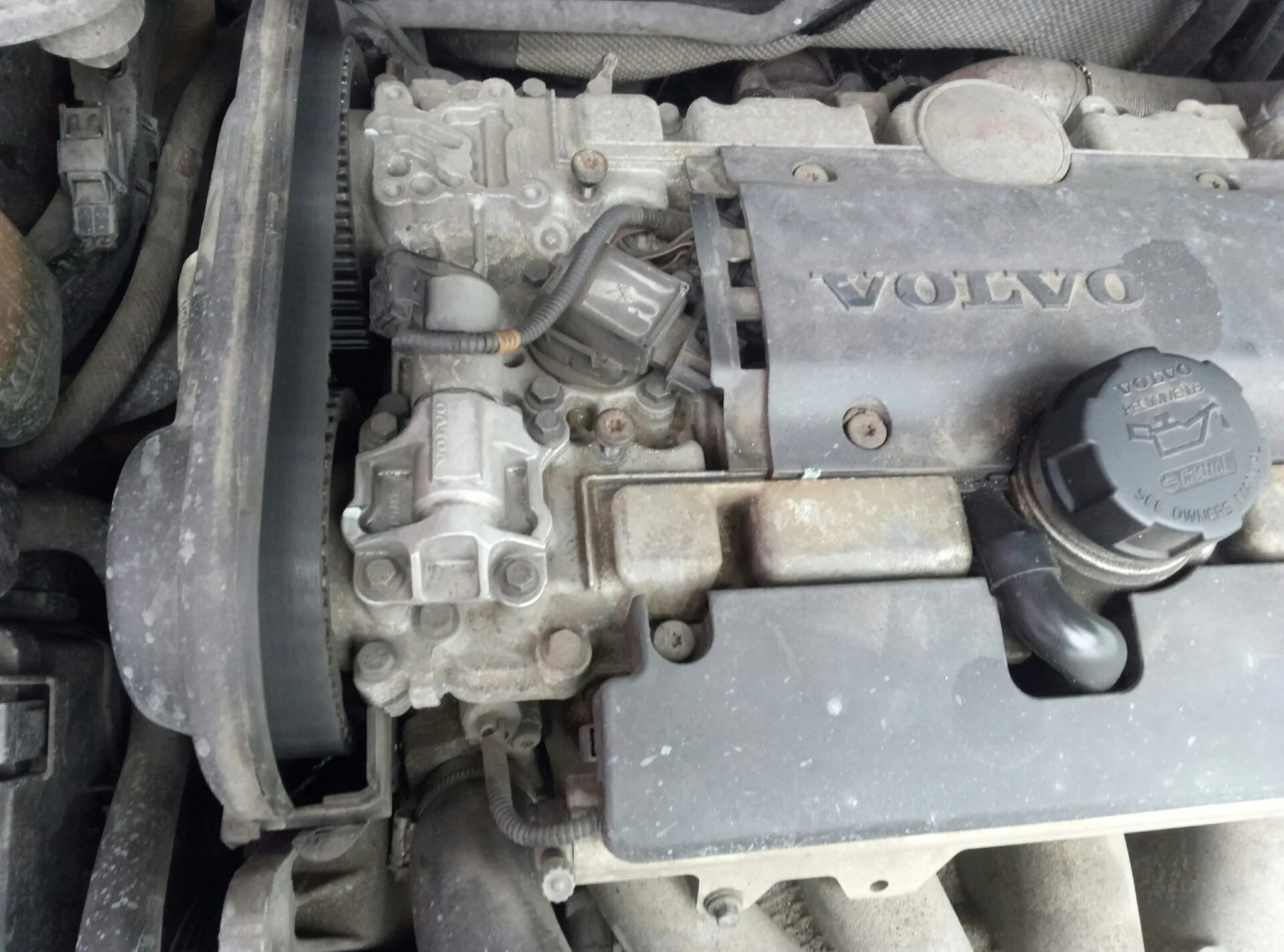 Клапан volvo s60. Клапан ВВТ Вольво s60 2.4. Клапан VVT Volvo s60. Volvo b5244s4 датчик распредвала. Вольво с60 2003 клапан VVT.