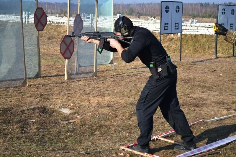 Спортсмен с оружием в руках. Стрелковые стойки. Тактическая стойка для стрельбы из автомата. Стойка для стрельбы из пистолета. Стойка для стрельбы из АК.