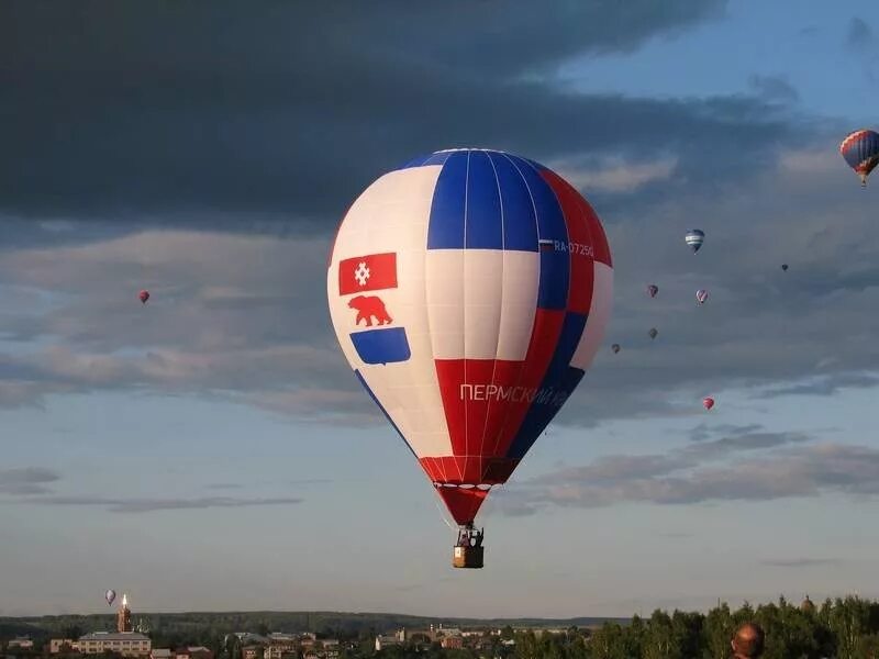 Воздушные шары выборы. Аэростат Пермский край. Воздушный шар Пермский край. Фестиваль воздушных шаров Пермь. Полет на воздушном шаре Кунгур.