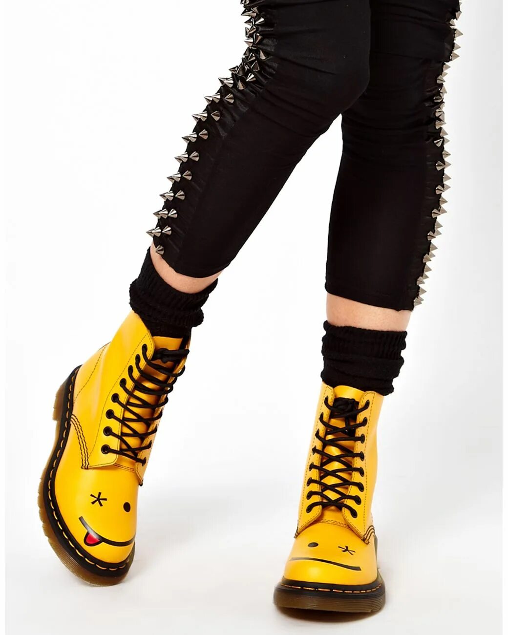 Как называется желтые ботинки. Dr martens желтые. dr martens черно желтые. неформальные кроссовки. обувь черно желтая.