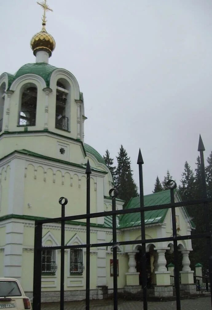 Храм царственных страстотерпцев ижевск. Храм святых царственных страстотерпцев (ижевск). южное кладбище ижевск часовня. северное кладбище ижевск церковь. южное кладбище церковь.