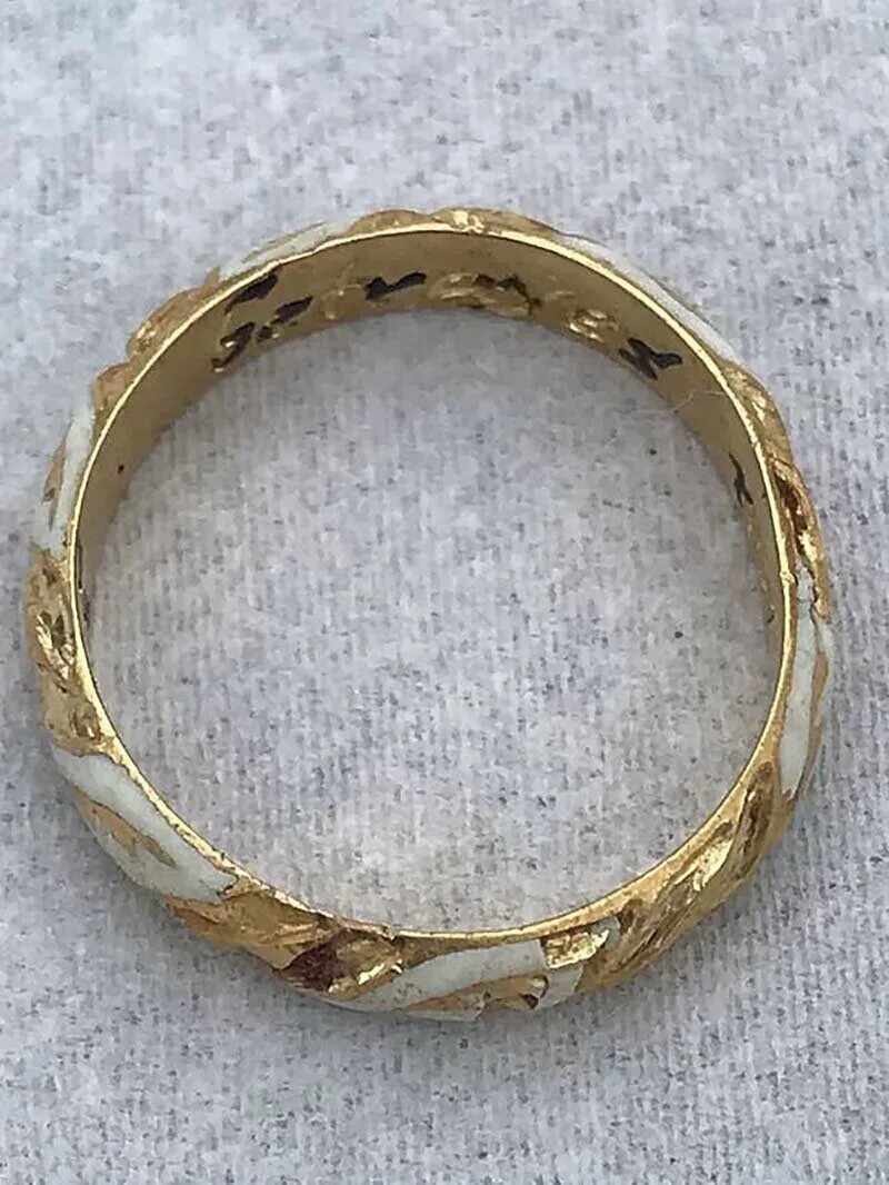 Старое золотое колечко. Перстень Шекспира. Найди кольца. Кольца которые выглядят как старые. Кольцо находка
