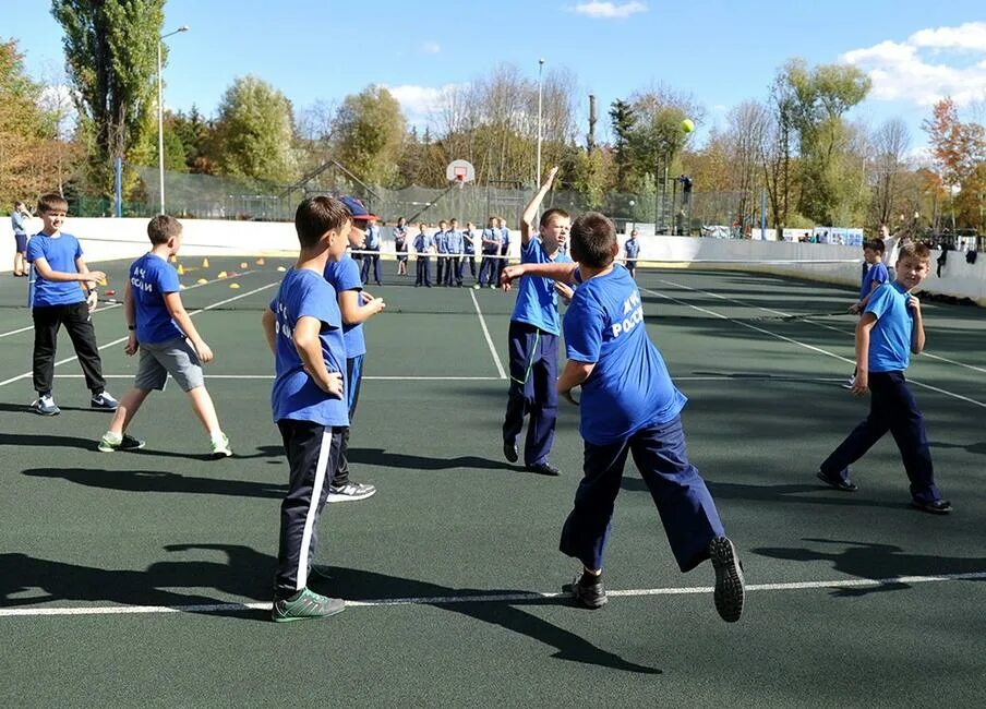 Вася для поездки в спортивный лагерь. Лагерь в Бограде. Детский спортивный лагерь гимнастика. Лагерь спорт знания. Для перевозки школьников в спортивный лагерь.