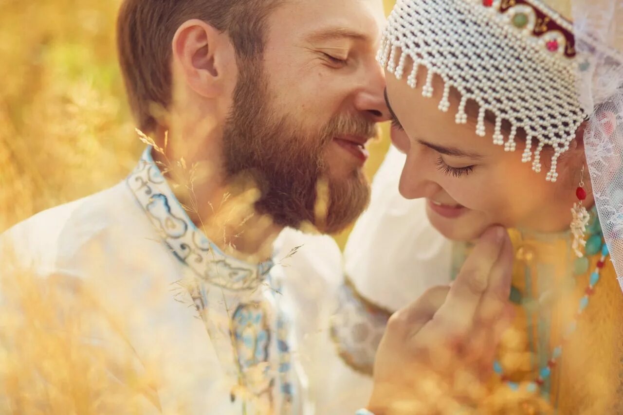 Людмила чиркова. Протоиерей андрей ткачев семья. Девушка со свечой в храме. Дети в церкви. Христианская семья в церкви.