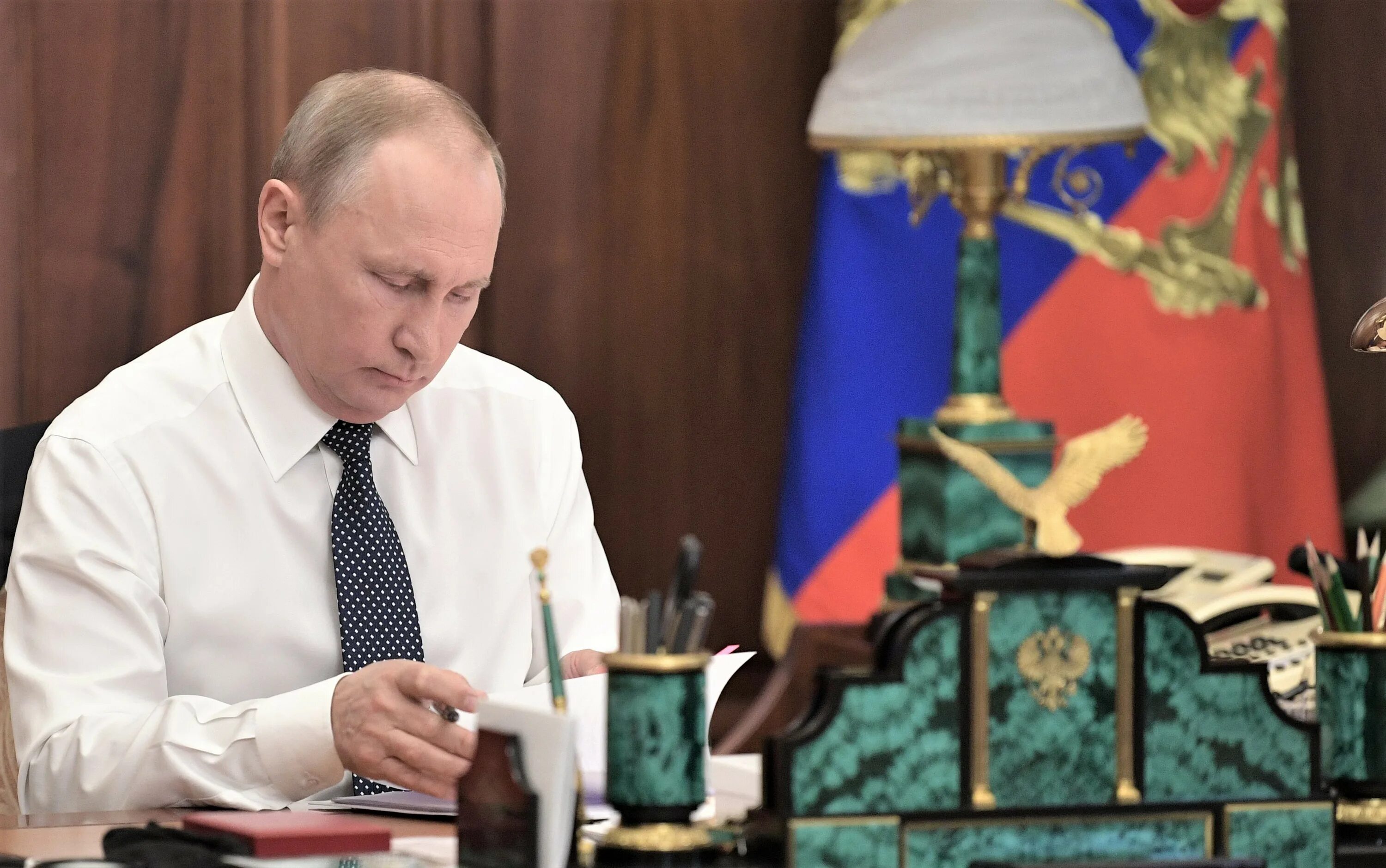 Борис ельцин 1999. Бусаргин врио губернатора. Кремль перед. Киселев губернатор архангельской области. Путин за столом.