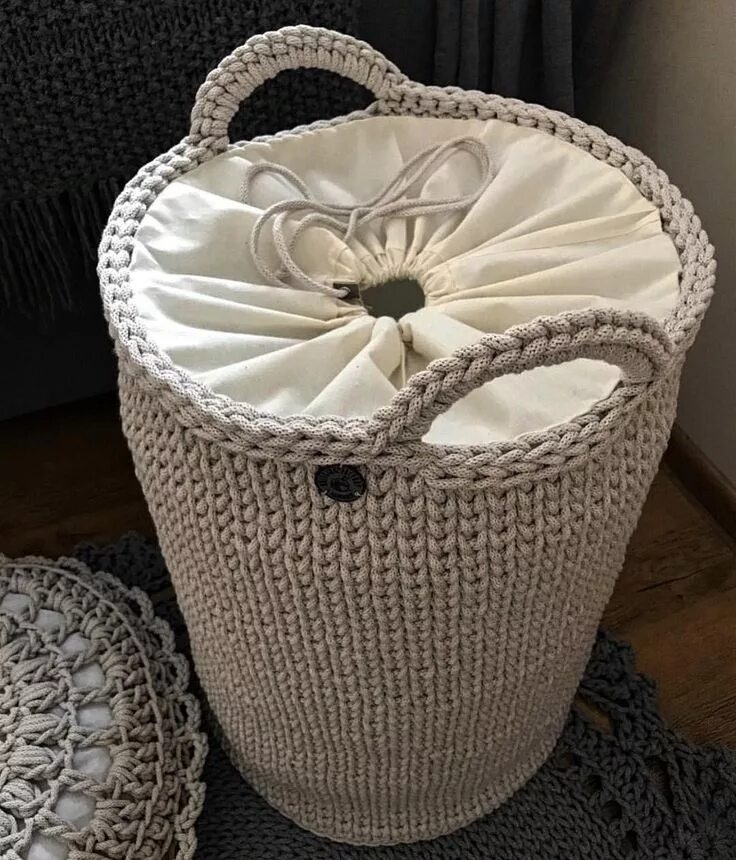 Вязаная корзина из шнура. Вязаная корзина из шнура. Вязаные корзины из шнура. Вязаные корзинки крючком. Трикотажные корзинки.