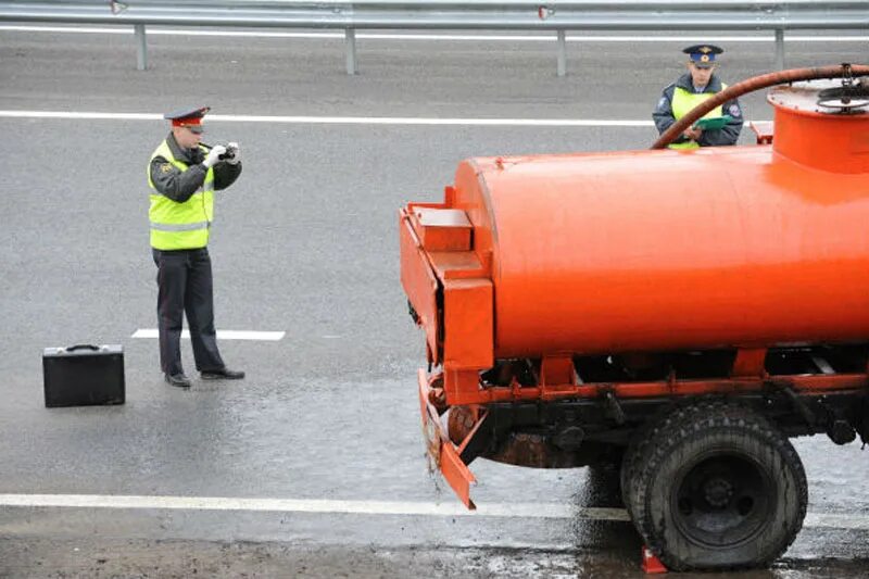 5 тонн топлива. Водитель бензовоза. Перевернулась автоцистерна с ГСМ нефтепродуктов. Водитель нефтевоза.