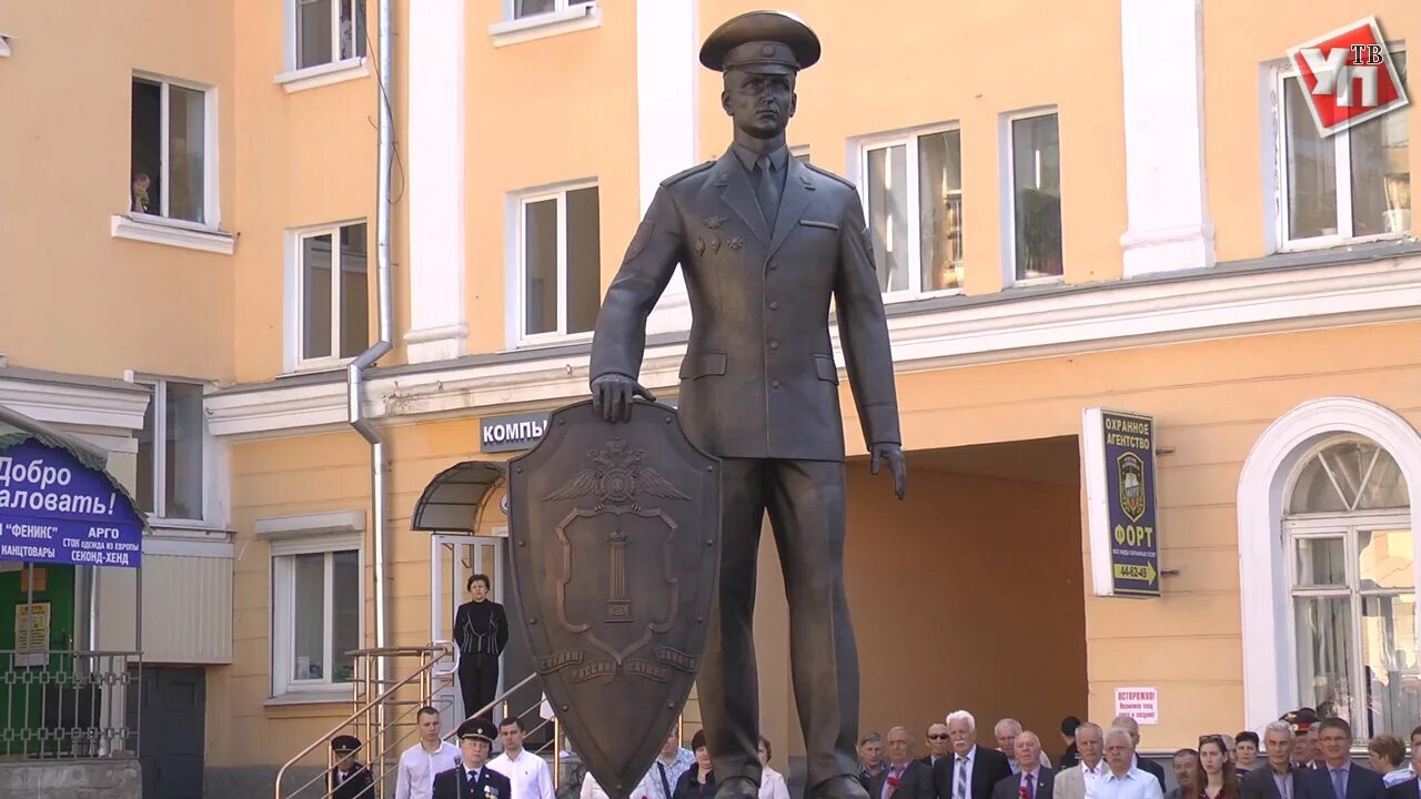 Памятник милиционеру. Памятник милиционеру Ульяновск. Памятник полицейскому в Ульяновске. Памятник на страже правопорядка Ульяновск. Памятник полицейскому в Саранске.