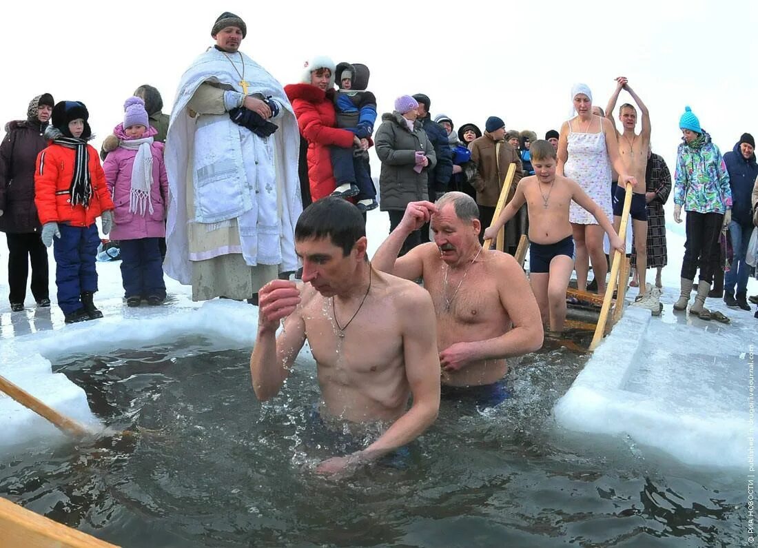 Крещение дата. Крещение Господне праздник прорубь. 19 Января крещение Господне купание. Купание в проруби на крещение на Руси. Водохреща 2021.