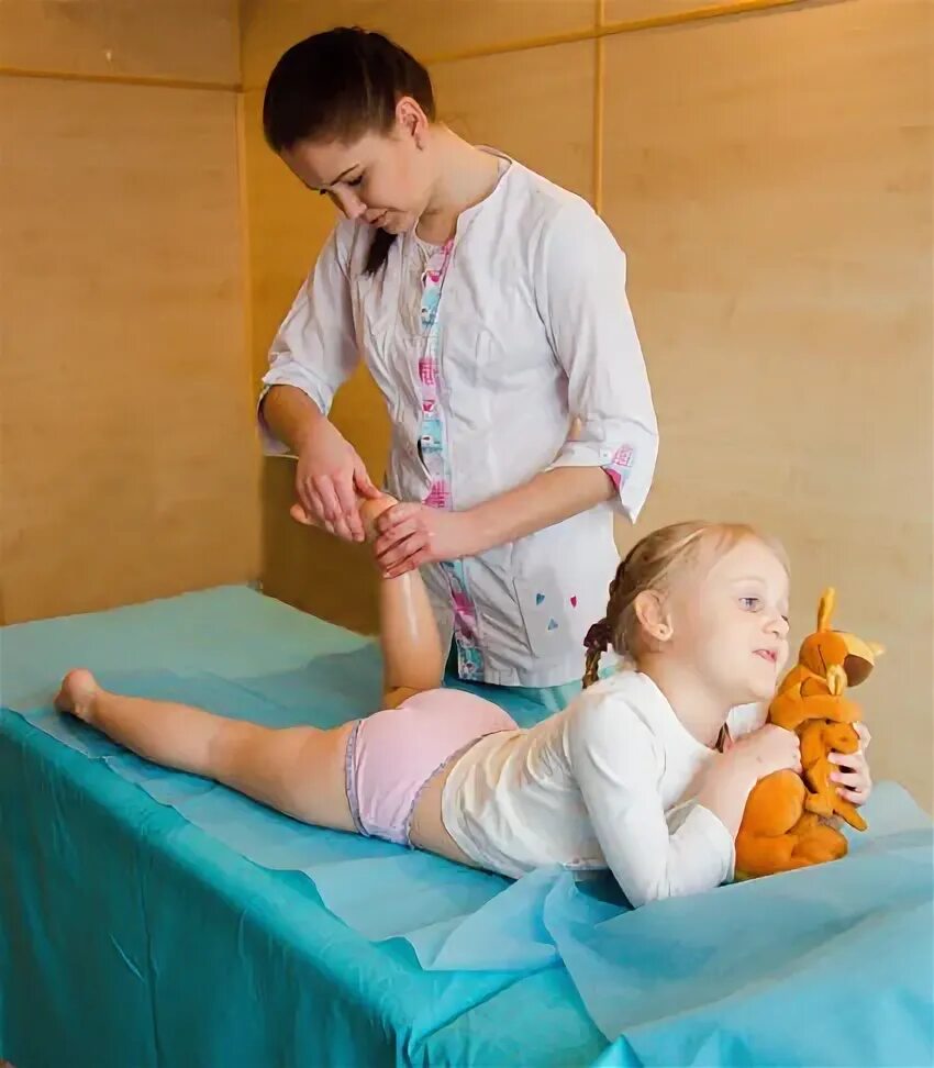 Массаж детям. Детский массаж девочке. Детский спортивный массаж. Детский массаж физиотерапия.