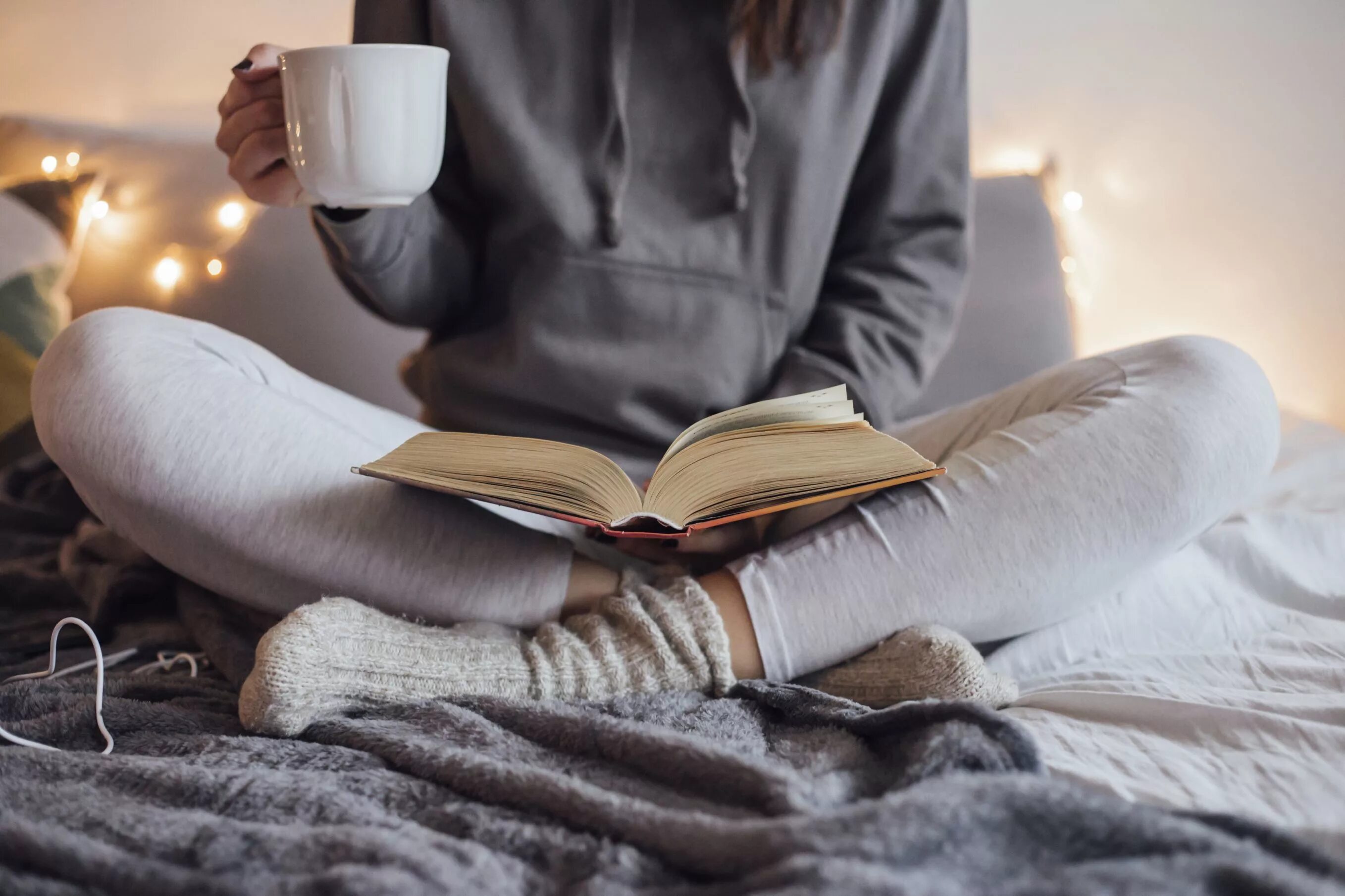 Читающие книгу руки