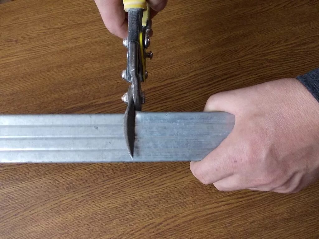 Инструмент для резки профиля металлического. Как отпилить профиль. Как отпилить профиль. Приспособление для отпиливания под углом. Отпилить алюминиевый профиль.