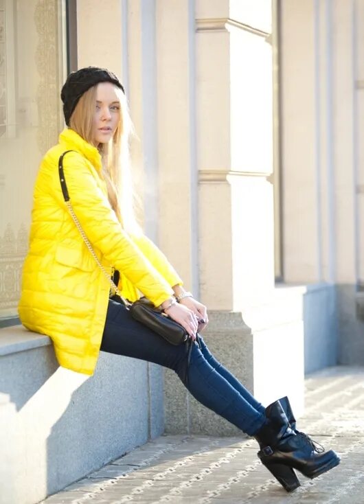 Желтая куртка. Модные демисезонные образы. Яркие образы для девушек. Желтое пальто стрит стайл. Ярко желтый пуховик.