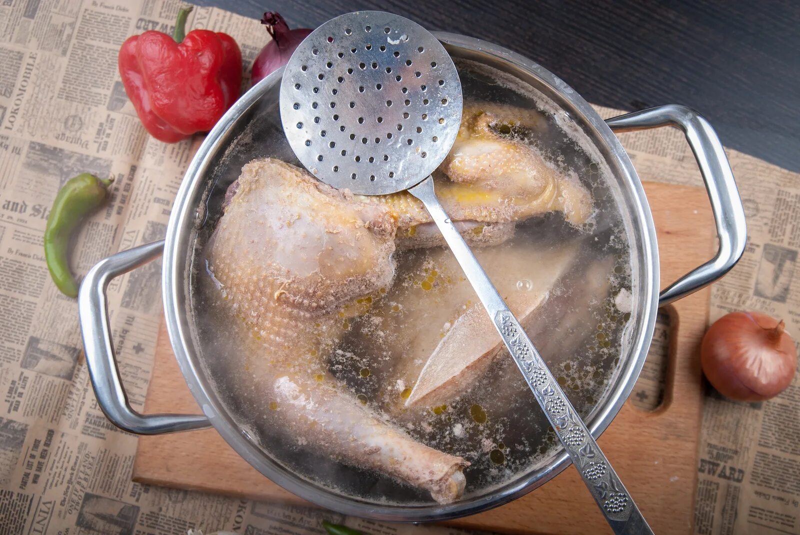 Варка холодца из свинины и говядины видео. Можно ли добавить кипяток в холодец. Холодец из куриных бедрышек с желатином. Бульон для холодца. Бульон для холодца.