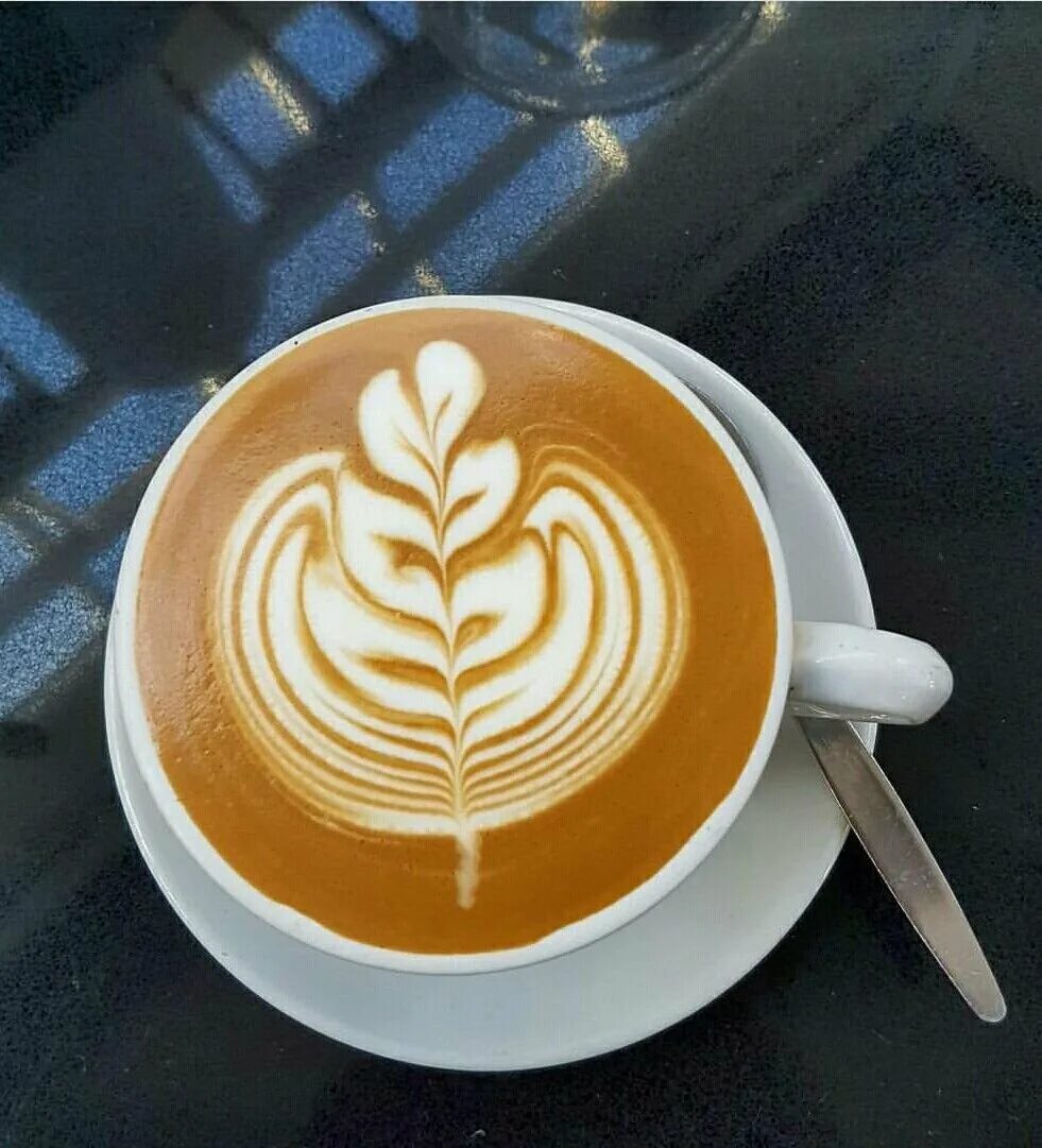 Ветка латте арт. Латте арт лебедь. Латте арт лебедь. Мовенпик кофе латте арт. Латте-арт (рисование на кофе).